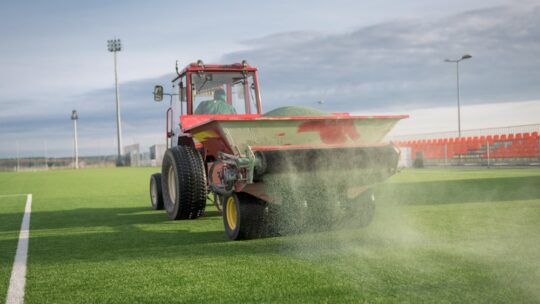 Guide pratique pour l’entretien et la maintenance des terrains de hockey en gazon synthétique